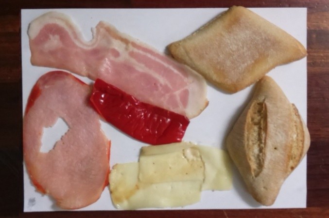 Fotografía a vista de pájaro de los ingredientes del pincho Lomo de cerdo, bacon, queso y pimiento rojo 