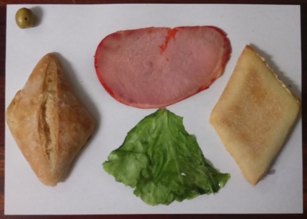 Fotografía a vista de pájaro de los ingredientes del pincho Lomo de cerdo tipo Sajonia con lechuga