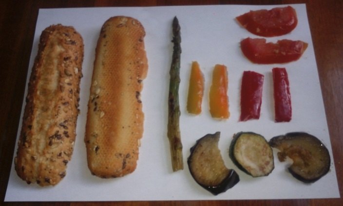 Fotografía a vista de pájaro de los ingredientes de la Parrillada de verduras