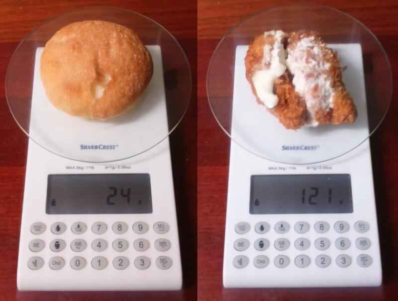 Fotografía a vista de pájaro de báscula digital con tapa superior del pan y pechuga de pollo rebozada con salsa alioli