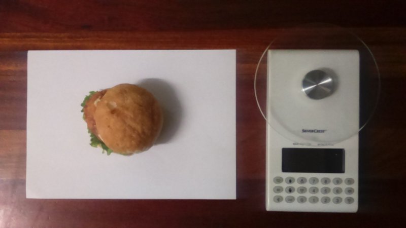 Fotografía a vista de pájaro del pincho Pollo Alioli y báscula digital 