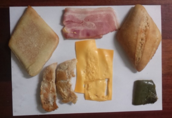 Fotografía a vista de pájaro de los ingredientes del pincho pollo con queso cheddar