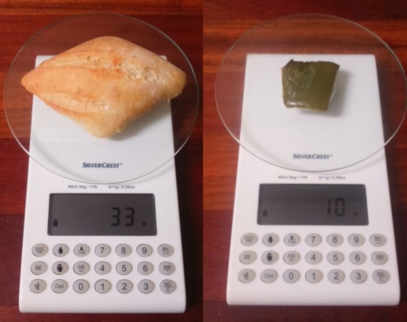 Pimiento verde y tapa superior del pan Fotografía a vista de pájaro de báscula digital con la tapa superior del pan y el pimiento verde