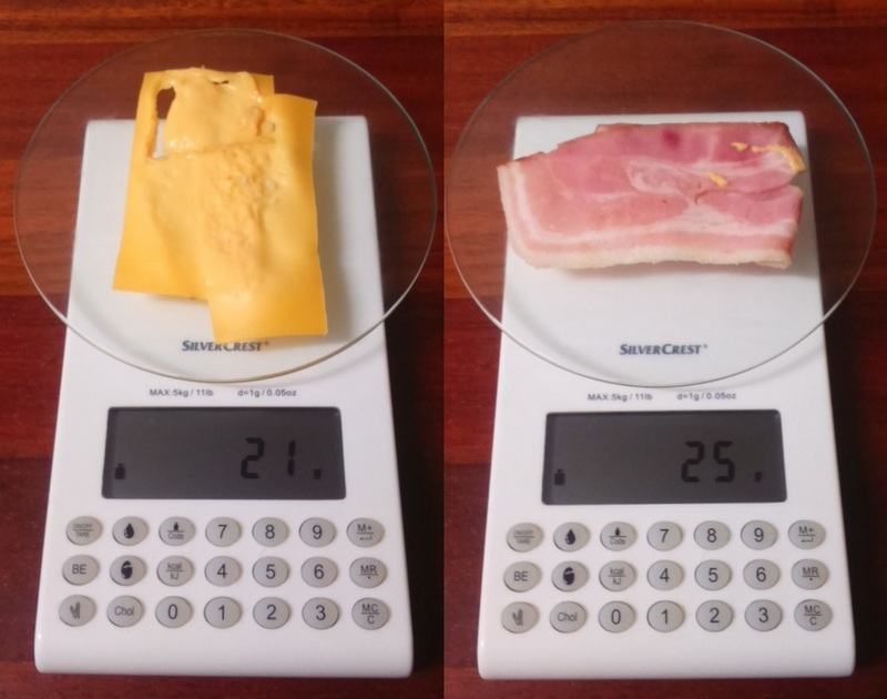 Queso cheddar y bacon Fotografía a vista de pájaro de báscula digital con queso cheddar y bacon