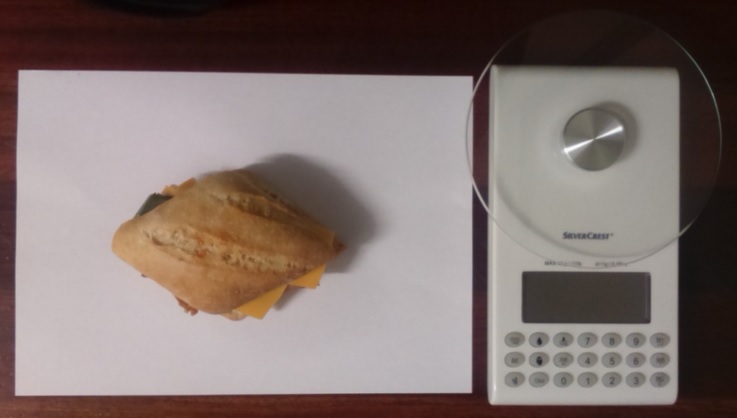 Fotografía a vista de pájaro del pincho pollo con queso cheddar y báscula digital
