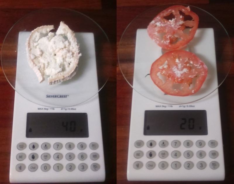 Fotografía a vista de pájaro de báscula digital con queso de cabra de pasta blanda y tomate