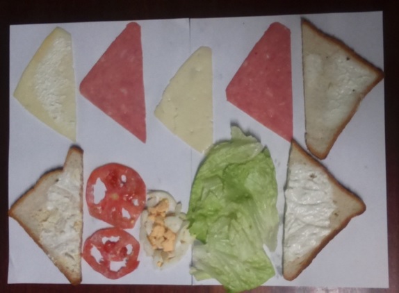 Fotografía a vista de pájaro de los ingredientes del Sándwich vegetal