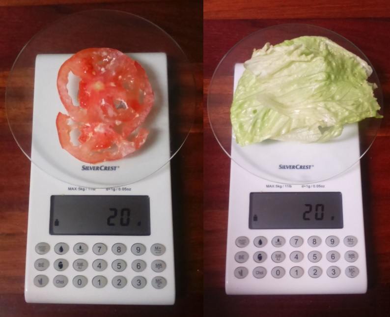 Fotografía a vista de pájaro de báscula digital con tomate y lechuga
