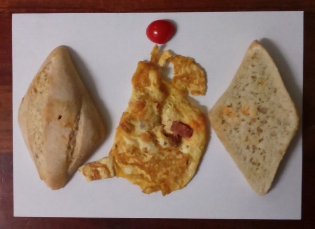 Fotografía a vista de pájaro de los ingredientes del pincho Tortilla francesa rellena de chorizo