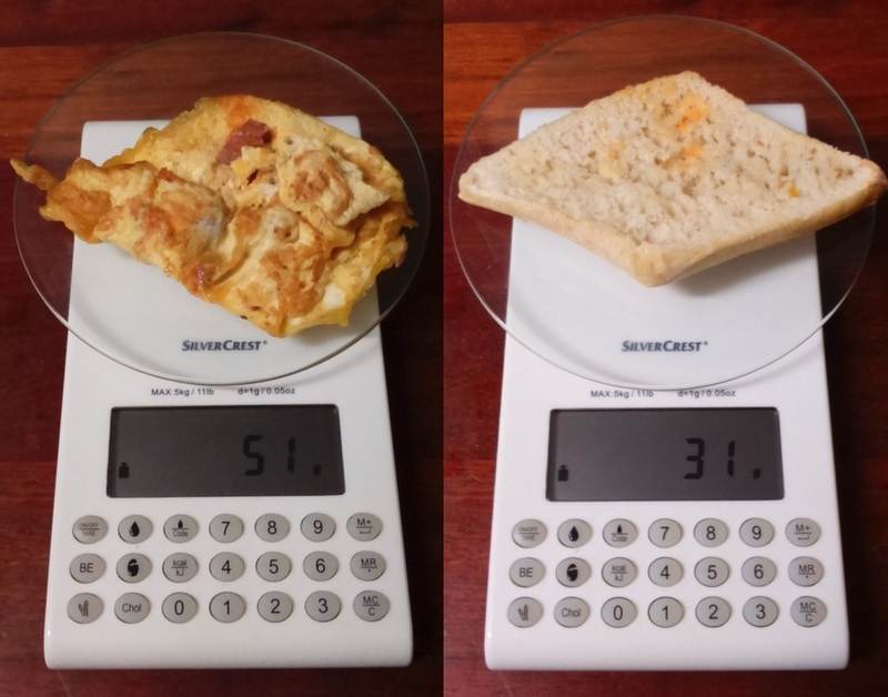 Fotografía a vista de pájaro de báscula digital con tortilla francesa rellena de chorizo y tapa inferior del pan