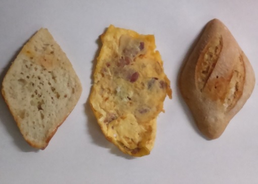 Fotografía a vista de pájaro de los ingredientes de la Tortilla francesa de jamón serrano.
