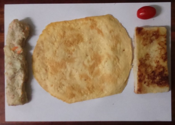 Fotografía a vista de pájaro de los ingredientes del pincho tortilla francesa rellena de ensaladilla rusa