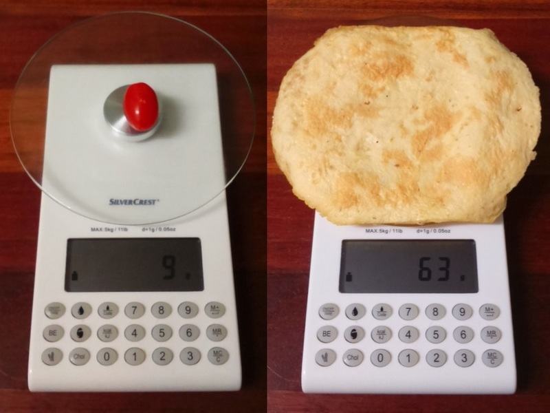 Fotografía a vista de pájaro de báscula digital con tomate cherry y tortilla francesa
