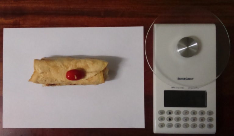 Fotografía a vista de pájaro del pincho tortilla francesa rellena de ensaladilla rusa y báscula digital