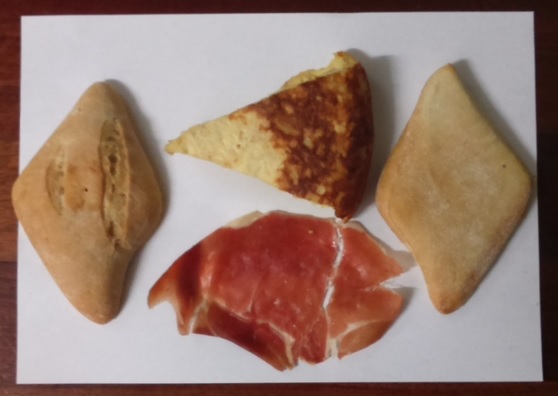 Fotografía a vista de pájaro de los ingredientes del pincho Tortilla de patata y jamón serrano.