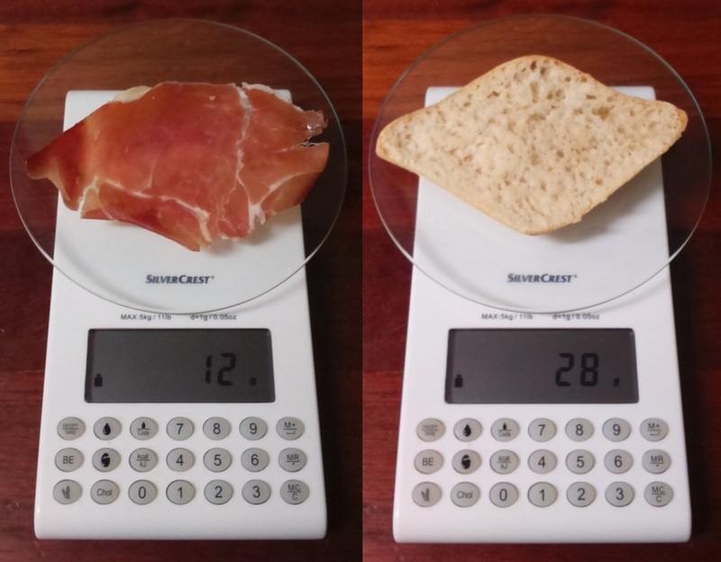 Tortilla de patata y jamón serrano. Fotografía a vista de pájaro de báscula digital con jamón serrano y tapa inferior del pan blanco