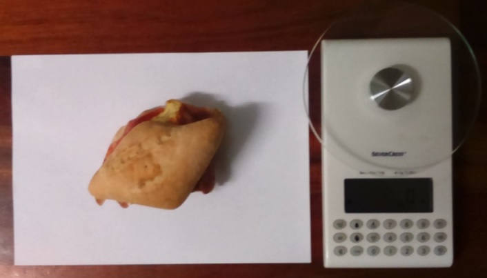 Fotografía a vista de pájaro del pincho Tortilla de patata y jamón serrano y báscula digital