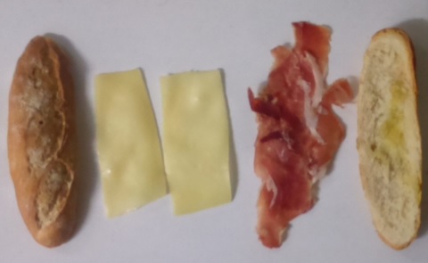 Fotografía a vista de pájaro de los ingredientes del pincho Txiki de jamón serrano y queso semicurado