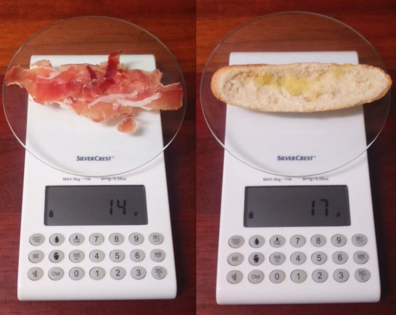 Fotografía a vista de pájaro de báscula digital con jamón serrano y tapa inferior del pan blanco