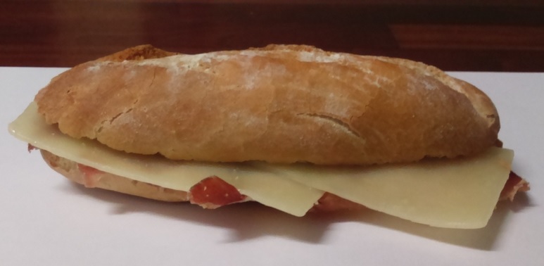 Txiki de jamón serrano y queso semicurado