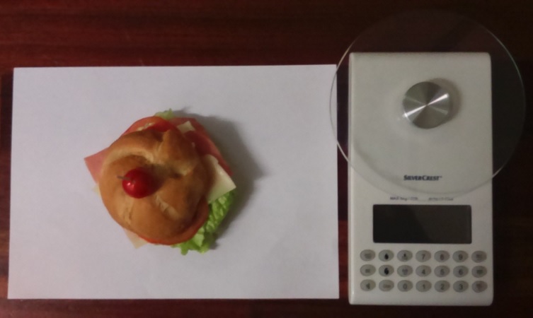 Fotografía a vista de pájaro del pincho vegetal con pan y báscula digital