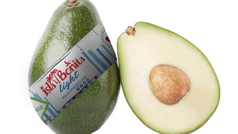Corte longitudinal de un aguacate marca Isla Bonita