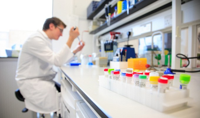 Dietista-nutricionista trabajando con una pipeta en un laboratorio