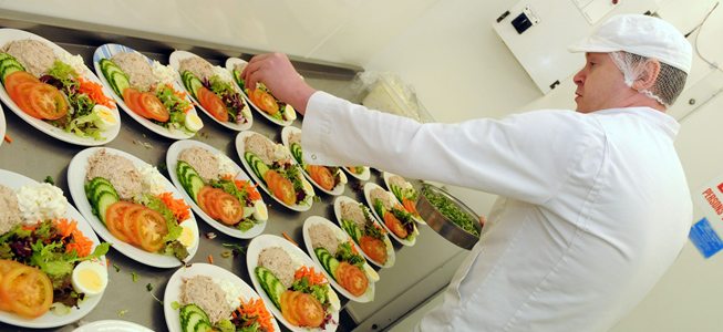 Dietista-nutricionista emplatando menús en hospital