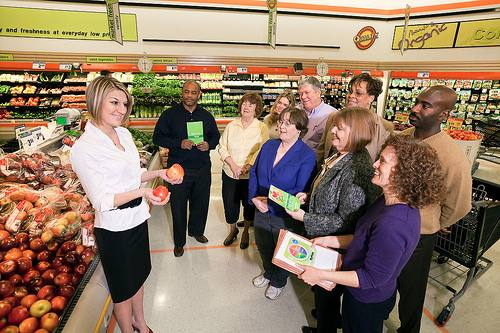 Dietista-nutricionista ofreciendo consejo dietético en un supermercado