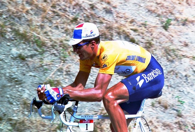 Miguel Indurain ascendiendo un puerto en el Tour de Francia
