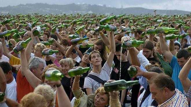 Miles de personas escanciando sidra en el record de encanciadores de 2014