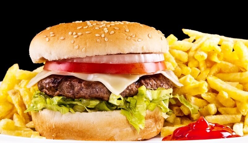 Izquierda imagen: Hamburguesa de carne de ternera. Derecha imagen: Patatas fritas con ketchup