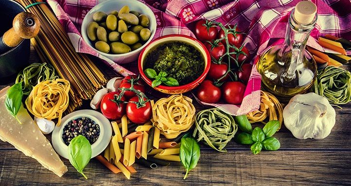 Alimentos característicos de la dieta Mediterránea dispuestos sobre mesa