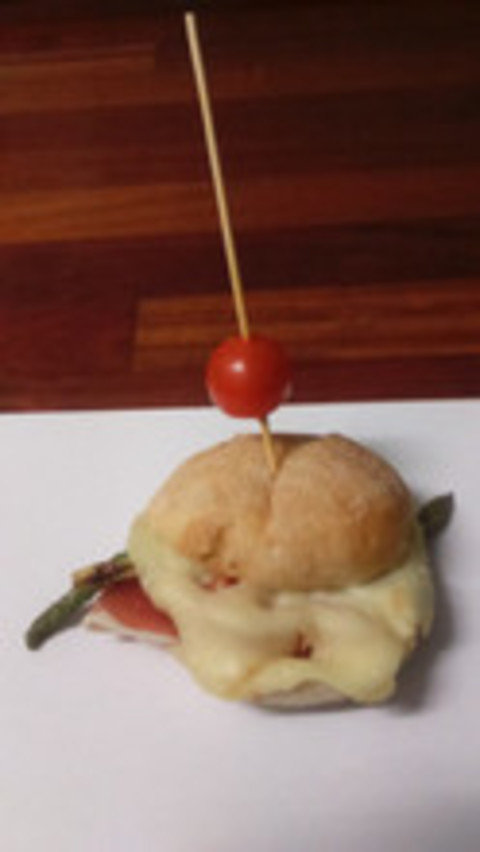 CafeterÃa El Cafetón: Jamón serrano, queso semicurado y trigueros