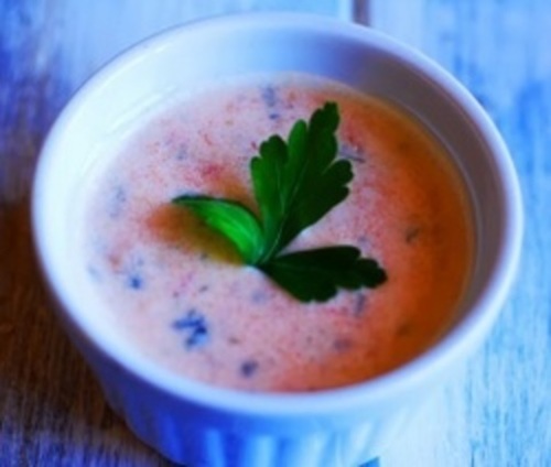 Salsa de yogur con tomate y albahaca