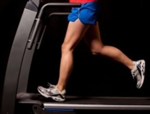 ¿Qué supone un mayor gasto energético para una persona correr en un tapiz rodante o la elíptica?