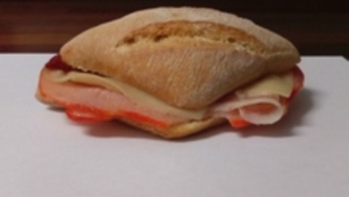 Cafetería El Cafetón: Lomo de cerdo, bacon, queso y pimiento rojo.