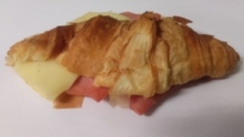 Cafetería El Cafetón: Cruasán de mortadela y queso manchego fresco