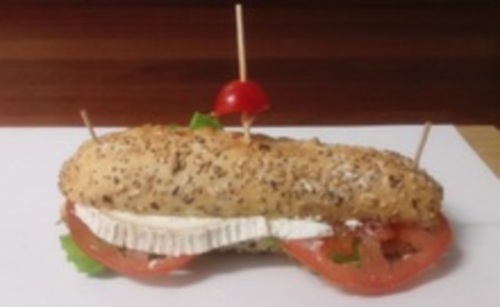 Cafetería El Cafetón: Queso de cabra de pasta blanda con tomate