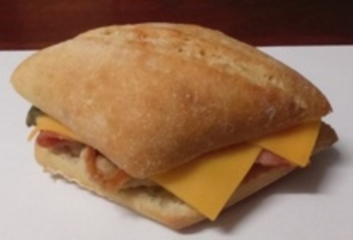 Cafetería El Cafetón: Pollo con queso cheddar