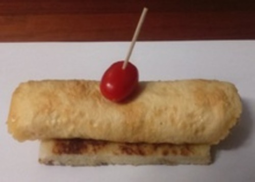 Cafetería El Cafetón: Tortilla francesa rellena de ensaladilla rusa