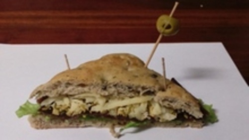 Cafetería El Cafetón: Focaccia de cecina y queso semicurado