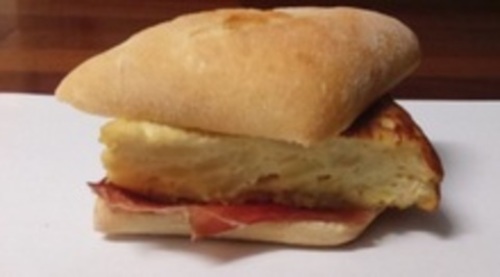 Cafetería El Cafetón: Tortilla de patata con jamón serrano