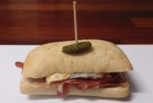 Cafetería El Cafetón: Huevo frito y jamón serrano