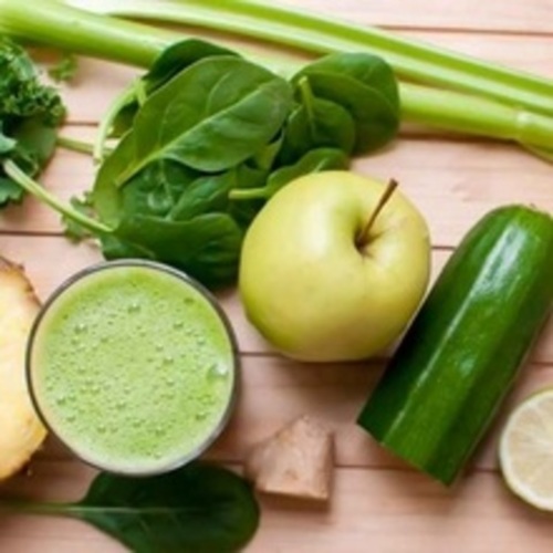 Smoothie de espinacas, apio, pepino, manzana y piña