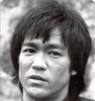 Hipótesis médicas sobre las causas de la muerte de Bruce Lee, una leyenda de las artes marciales.